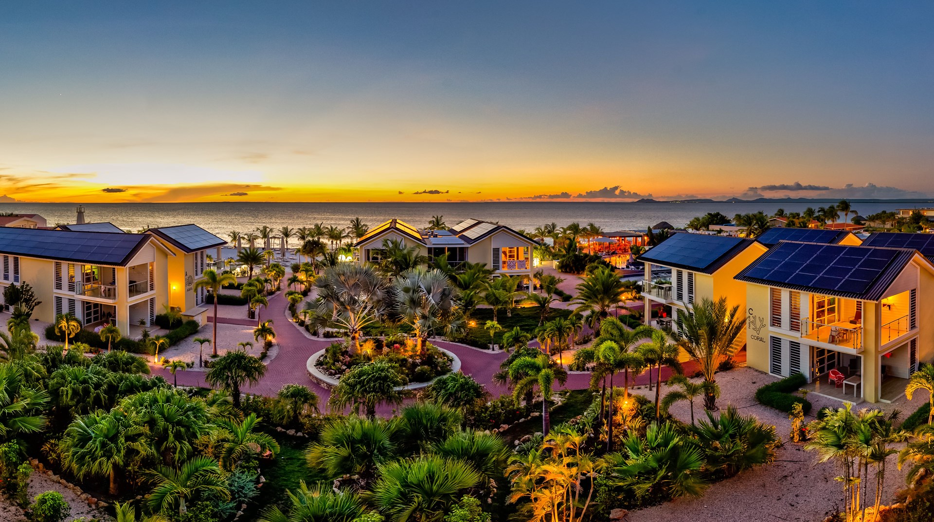 Kom afkoelen in het grootste zwembad van Bonaire Delfins Beach Resort