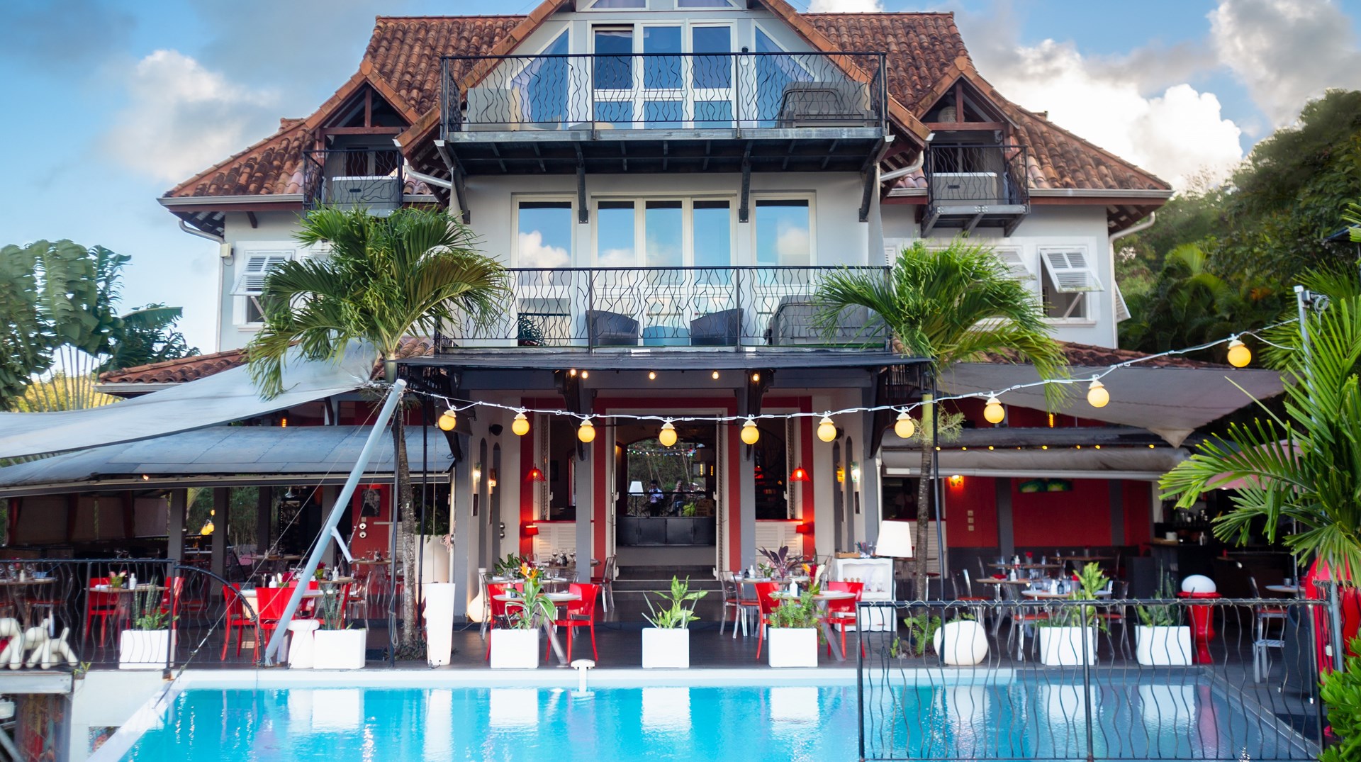 Met op elke terras een jacuzzi om optimaal van het uitzicht te genieten La Suite Villa Hotel & Spa