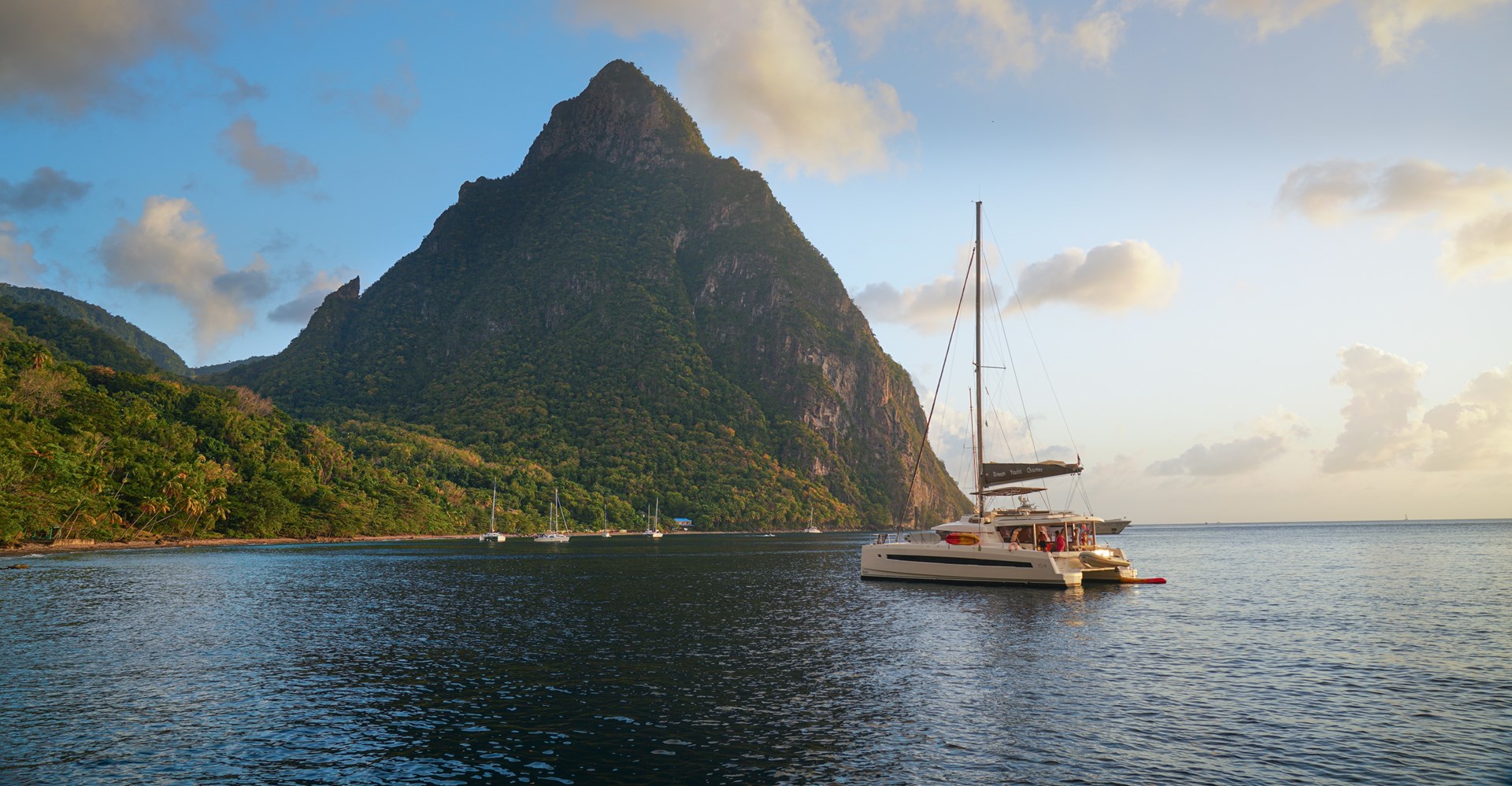 Hop van eiland naar eiland op een luxe catamaran Cruise door een Caraïbisch paradijs - Fly & Sail